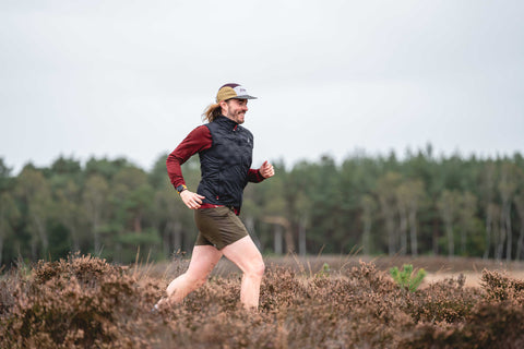 Daan de Beer running on an unpaved road